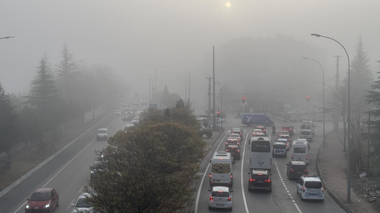 Afyon&#039;da Sis Nedeniyle Dinar-Çay Kara Yolu Ulaşıma Kapatıldı