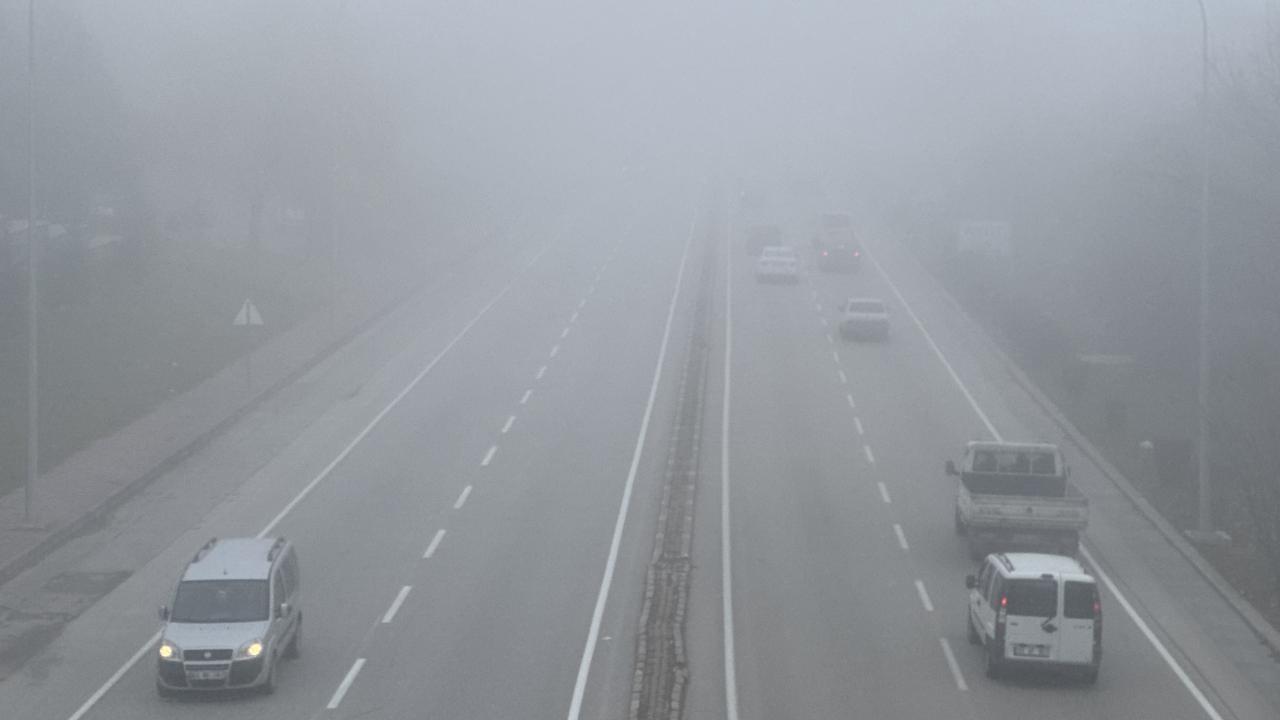 Afyon’da Yoğun Sis: Görüş Mesafesi 50 Metreye Düştü