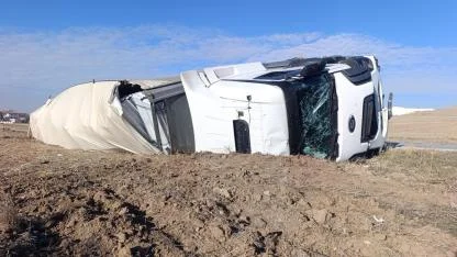Afyonkarahisar'da Kalorifer Peteği Yüklü Tır Devrildi