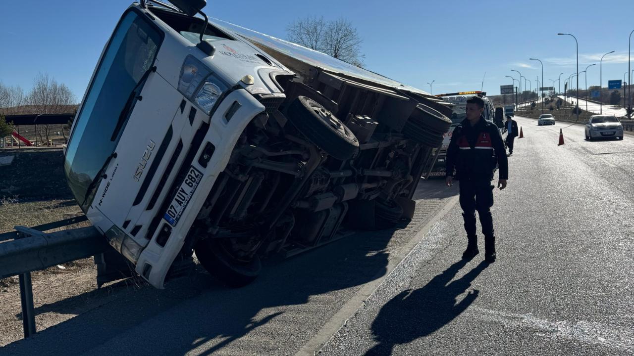 Afyonkarahisar’da Kamyonet Refüje Girerek Yan Yattı 2 Yaralı