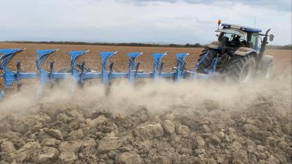 Afyonkarahisar’da Toprağı Sürerken Bulduğu Şey Polisi Harekete Geçirdi