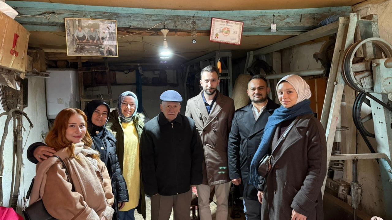 AK Gençlikten UNESCO Listesindeki Keçe Ustasına Ziyaret