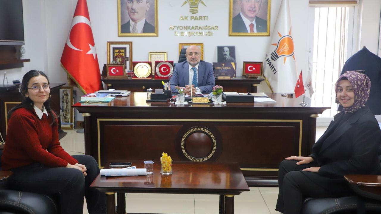 AKÜ Üniversite Öğrencilerinden AK Parti Afyonkarahisar İl Başkanı Şahin’i Makamında Ziyaret