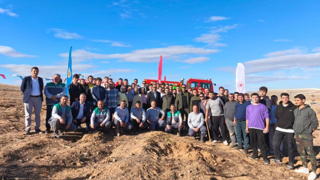 AKÜ’lü Gençlerden Örnek Çevre Duyarlılığı: Fidanlar Top Tepesi’ne Dikildi