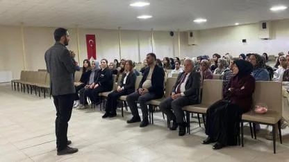 Akyüz Öğrencilere Edebiyatı Anlattı