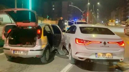 Alkollü Sürücü Emniyet Müdürünün Bulunduğu Makam Aracına Çarptı