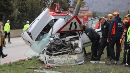 Araç Direğe Ok Gibi Saplandı! Genç Avukat Duruşma Yolunda Feci Şekilde Can Verdi
