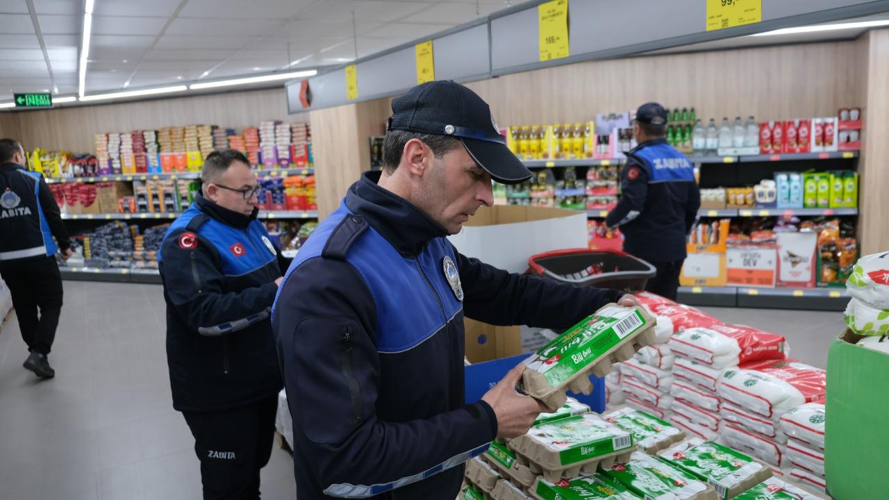 Belediye Zabıta Ekiplerinden Zincir Marketlere Sıkı Denetim