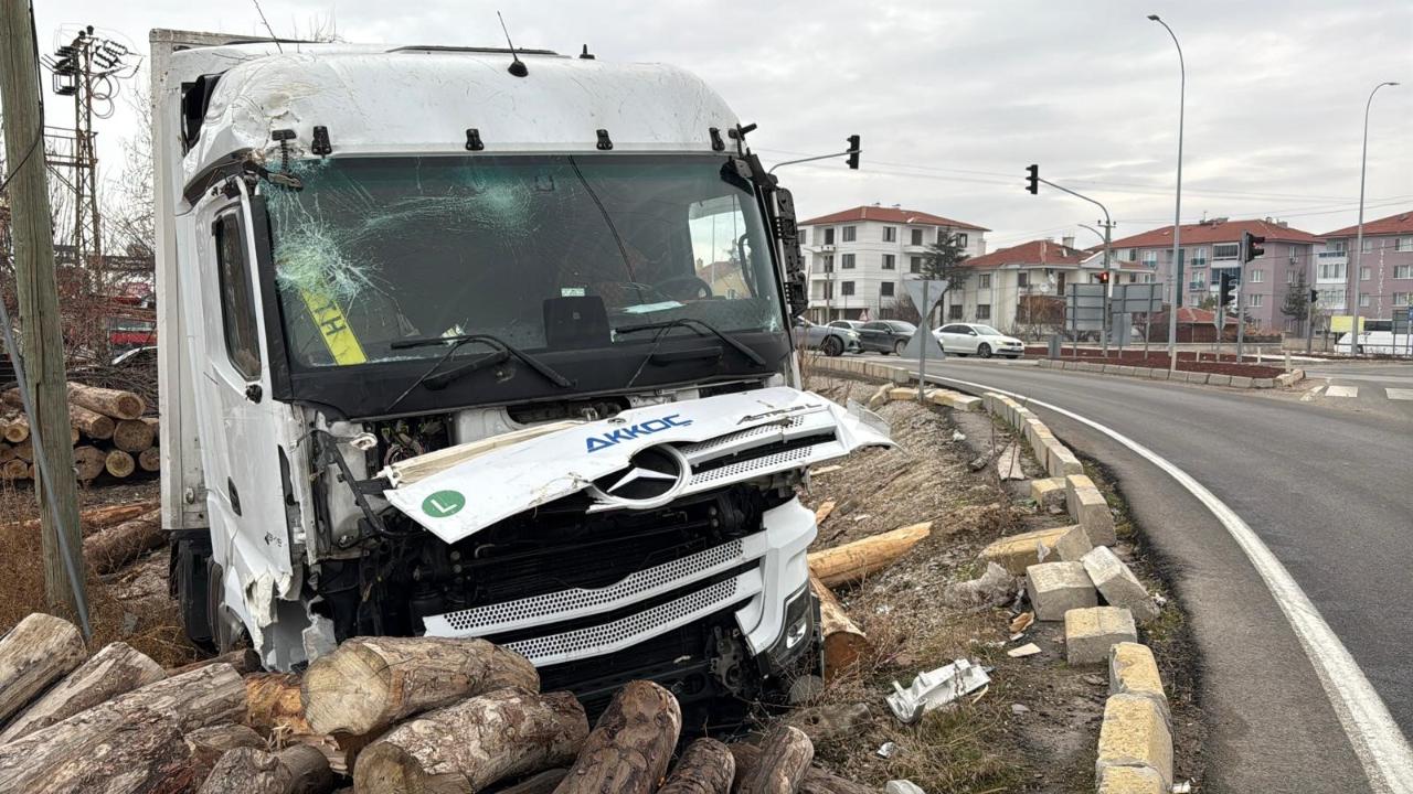 Bolvadin’de Tır Kazası: Kontrolden Çıkan Tır Fabrikaya Daldı!