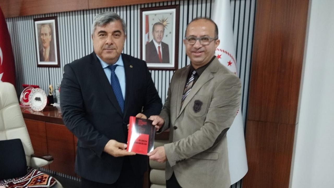 Göktürkçe Atasözleri Kitabı Müdür Sünnetci’ye Tanıtıldı