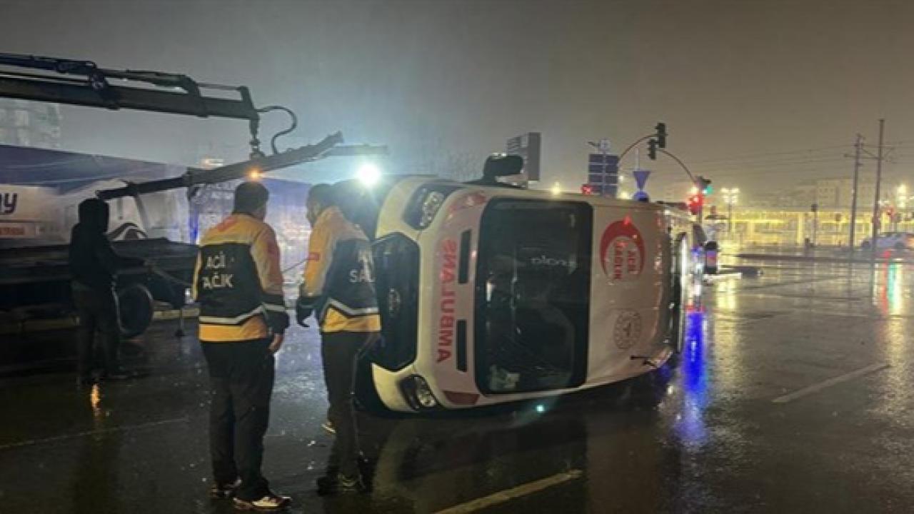 Hasta Taşıyan Ambulans Yan Yattı, 6 Kişi Yaralandı