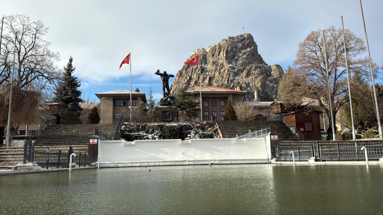 Hava Sıcaklıklarının Düştüğü Afyonkarahisar Buz Kesti