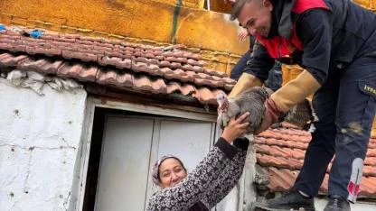 Havalandırma Boşluğuna Düşen Hindi İtfaiye Ekipleriyle Hayata Tutundu