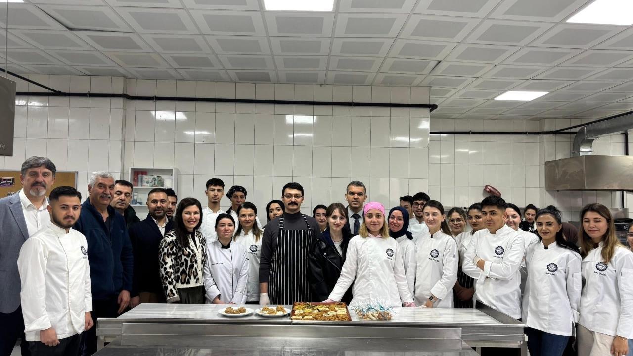 Kaymakam Akgül’den Anlamlı Etkinlik: Önlüğü Takıp Mutfağa Girdi