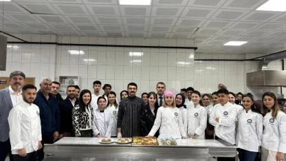 Kaymakam Akgül’den Anlamlı Etkinlik: Önlüğü Takıp Mutfağa Girdi