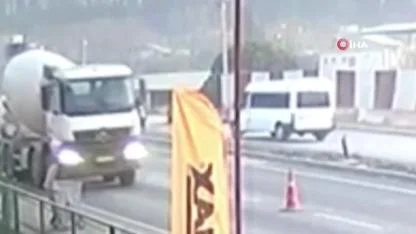 Motosiklet ve sürücüsü minibüsün altında kaldı