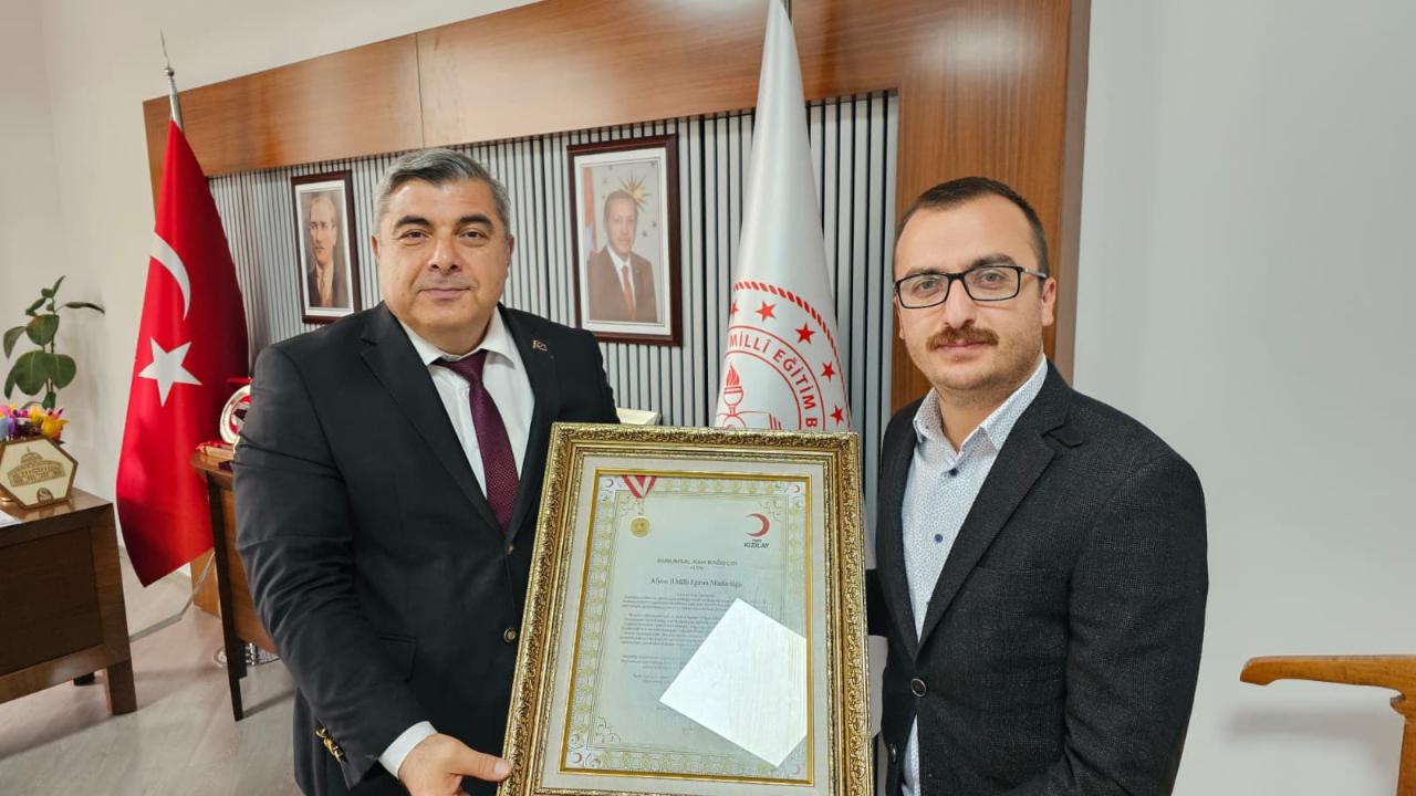 Müdür Sünnetci’ye Türk Kızılay’dan Madalya Ve Plaket