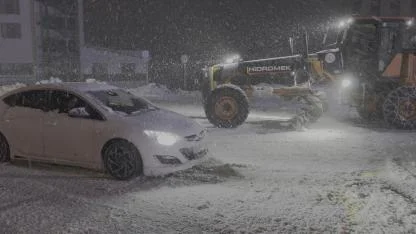 O İlde yoğun kar var...Ekipler yolların kapanmaması için aralıksız çalışıyor