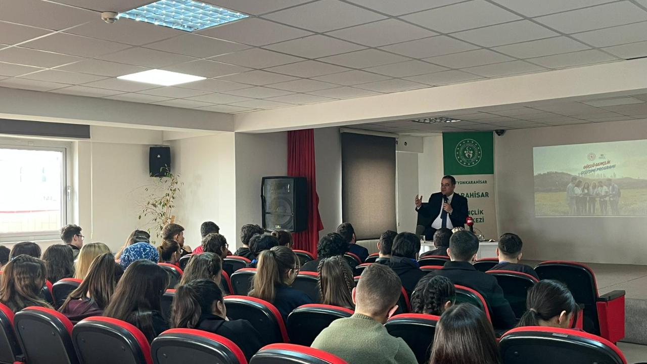 Önder Artuk Güçlü Gençlik Gelişimi Programı İle Öğrencilerle Buluştu