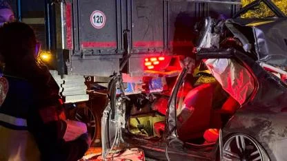 Otomobil Kamyona Ok Gibi Saplandı: 1 Ölü, 2 Yaralı