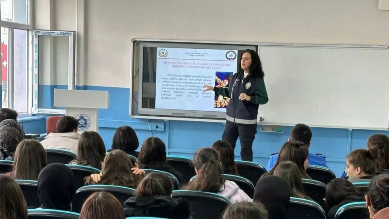 Polis Ekiplerinden Öğrencilere Siber Güvenlik ve Kişisel Güvenlik Eğitimi