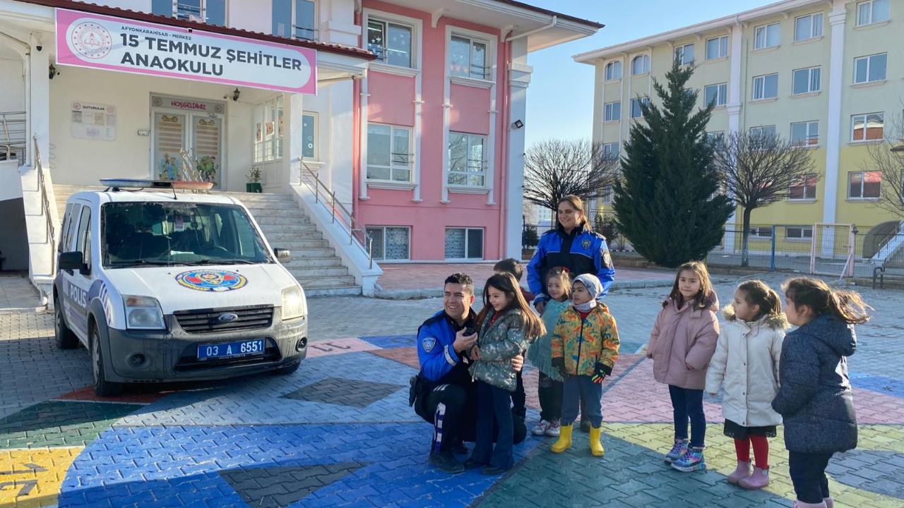 Polislerden Miniklere Ziyaret