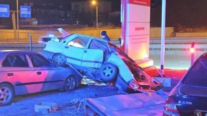 Park halindeki araçlara çarpan otomobil hurdaya döndü, 1 ölü 1 ağır yaralı