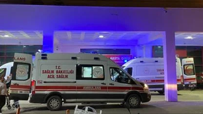Afyonkarahisar'da Otomobil Refüje Girdi: 2 Kişi Yaralandı!