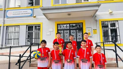 Kızıldağ Ortaokulu’ndan Voleybolda Büyük Başarı: İl Üçüncülüğü Geldi!