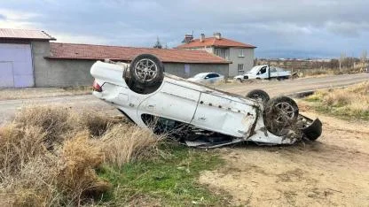 Afyonkarahisar’da Otomobil Şarampole Devrildi: 1 Yaralı