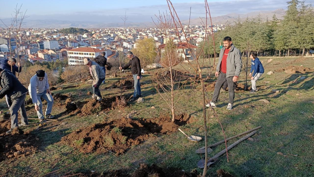 Sandıklı’da Kültür Derneği 100 Badem Fidanını Toprakla Buluşturdu