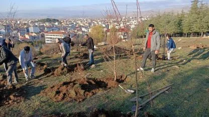 Sandıklı’da Kültür Derneği 100 Badem Fidanını Toprakla Buluşturdu
