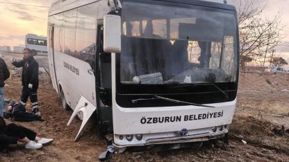 Son Dakika- Öğrenci Servis Aracı İle Kamyonet Çarpıştı, Çok Sayıda Yaralılar Var!