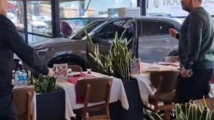 Ünlü Sanatçı Cahit Berkay, Kullandığı Araçla Restorana Daldı
