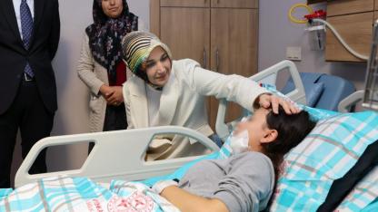 Vali Yiğitbaşı, Kaza Geçiren Öğrencileri Hastanede Ziyaret Etti