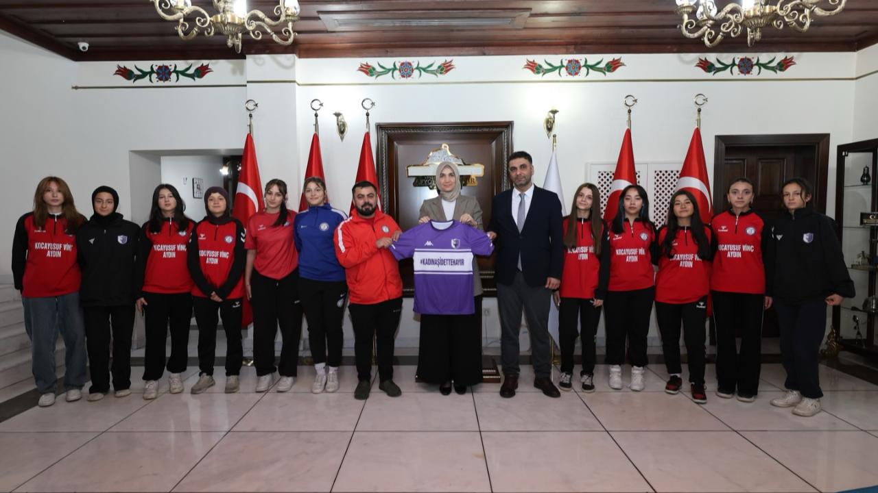 Vali Yiğitbaşı’ndan U17 Kadın Futbol Takımına Destek!
