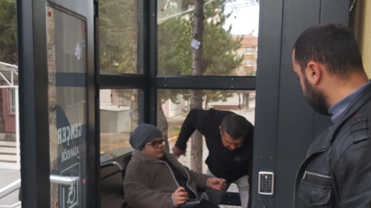 Vali Yiğitbaşı&#039;nın Talimatıyla Engeller Kalktı: Lise Öğrencisi Faruk İçin Okula Özel Asansör