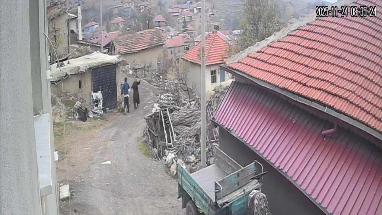 Vicdansız Koca Yerde Yatan Karısının Kafasına Tekme Attı