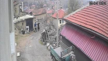 Vicdansız Koca Yerde Yatan Karısının Kafasına Tekme Attı