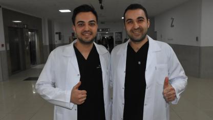 AFSÜ’de Kardeş Dayanışması: Biri Ortopedi, Diğeri Kadın Doğum Uzmanı
