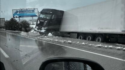 Afyon-Kütahya Karayolunda Kar Yağışı Nedeniyle Tır Kaydı