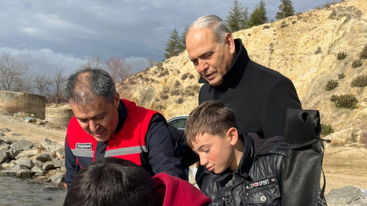 Afyon’da 13 İlçedeki 39 Göl ve Gölete 798 Bin Sazan Yavrusu Bırakıldı