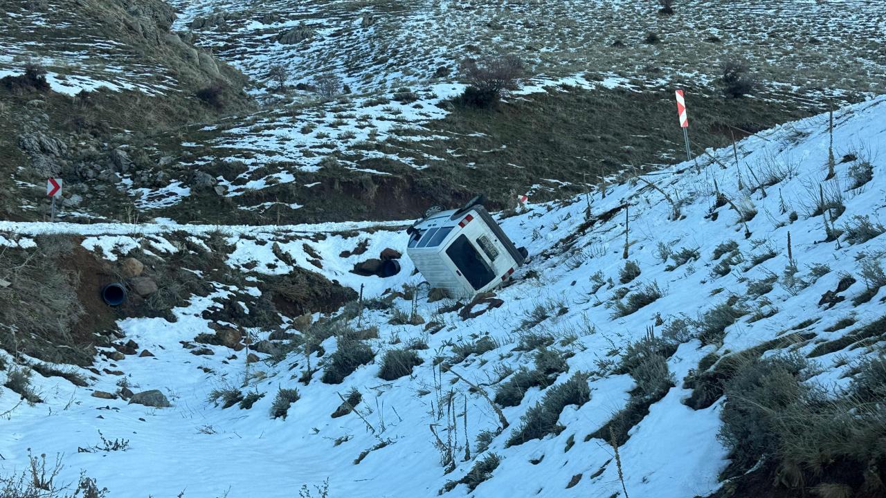 Afyon’da Araç 30 Metrelik Uçurumdan Yuvarlandı!