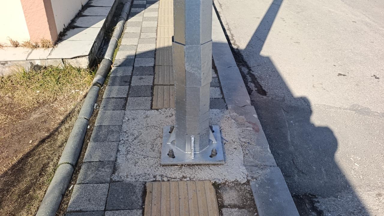 Afyon’da Engelli Yoluna Dikilen Direk Tartışma Yarattı