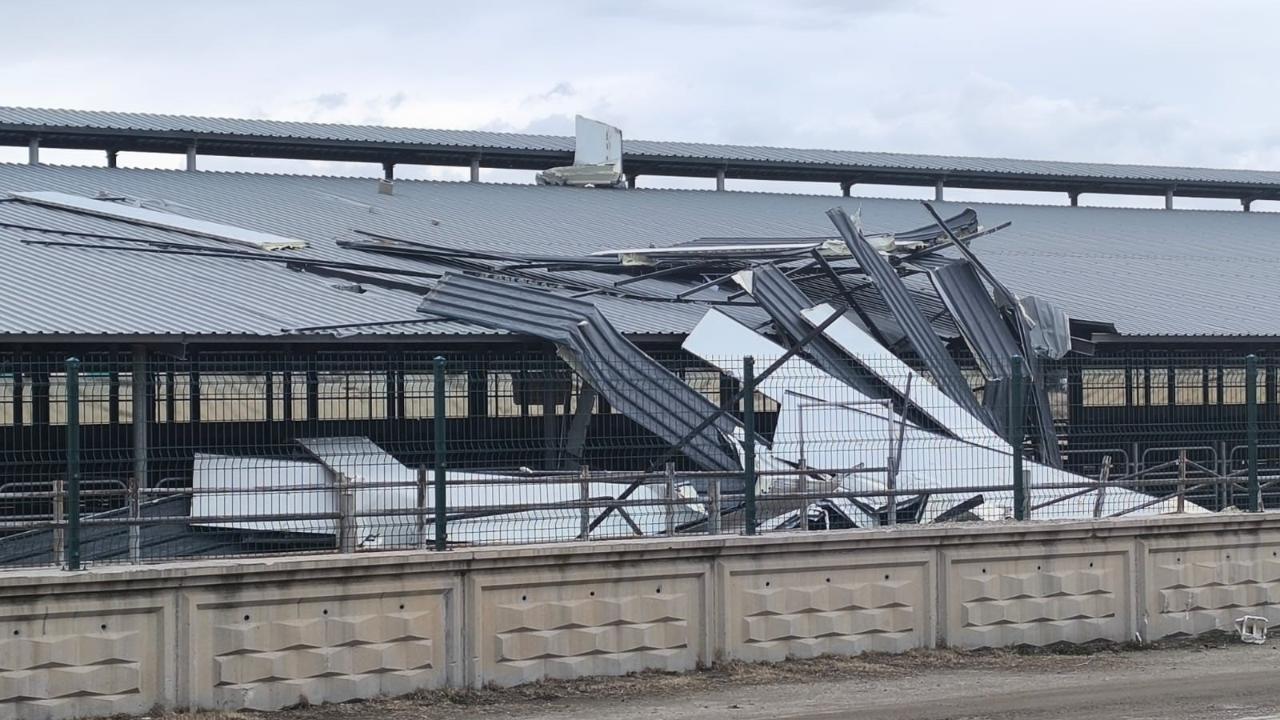 Afyon’da Fırtına Etkisiyle İşyerlerinin Çatıları Uçtu