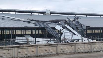 Afyon’da Fırtına Etkisiyle İşyerlerinin Çatıları Uçtu