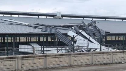 Afyon’da Fırtına Etkisiyle İşyerlerinin Çatıları Uçtu