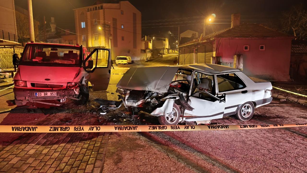 Afyonda Kamyonetle Çarpışan Tofaş Hurdaya Döndü