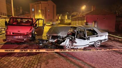 Afyonda Kamyonetle Çarpışan Tofaş Hurdaya Döndü