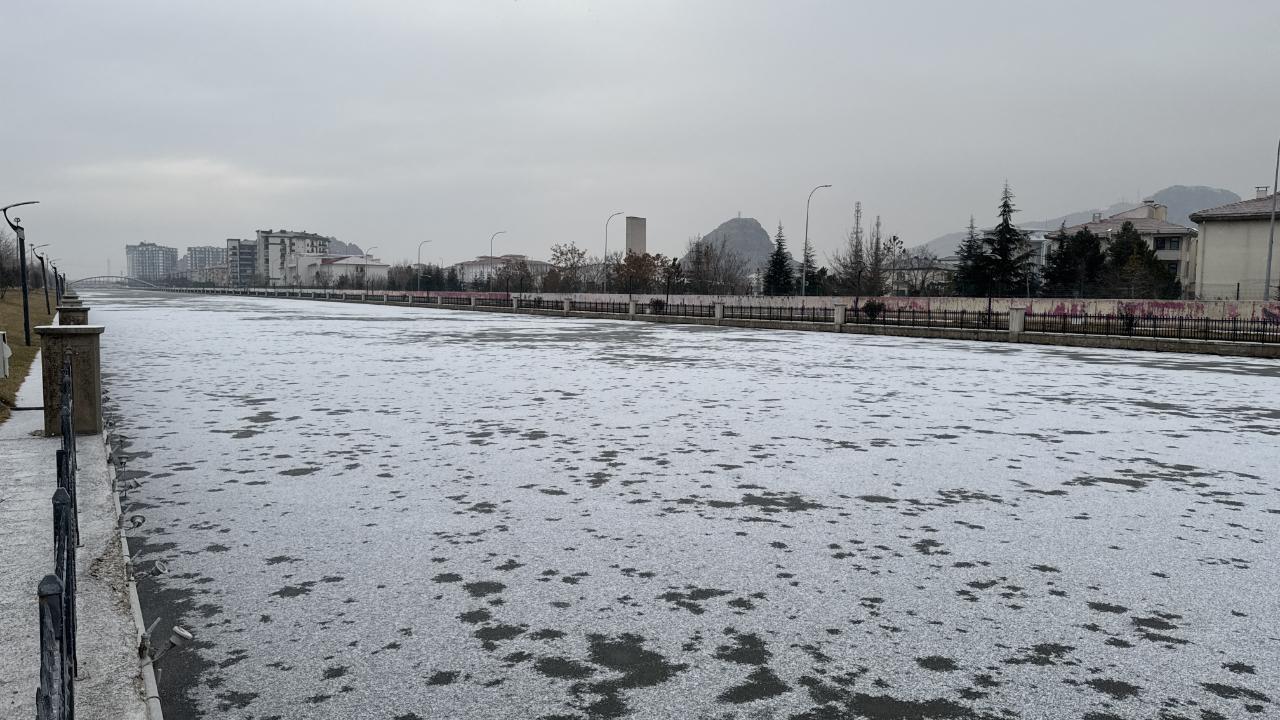 Afyon’da Kış Sert Geçiyor: Akarçay Dondu